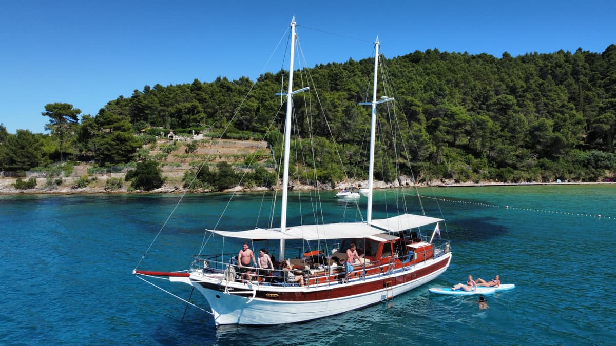 Sailing Yacht Issa — Private Day Trip
